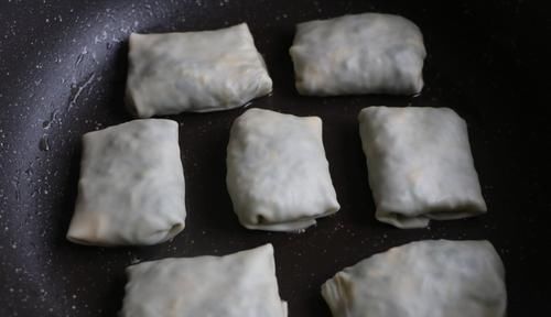 一把韭菜5斤饺子皮做懒人早餐,比韭菜盒子好吃,一口气吃10个