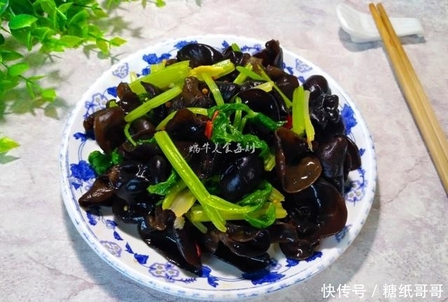 这道凉拌菜爽口开胃,做法简单,常吃能清理血管,预防三高