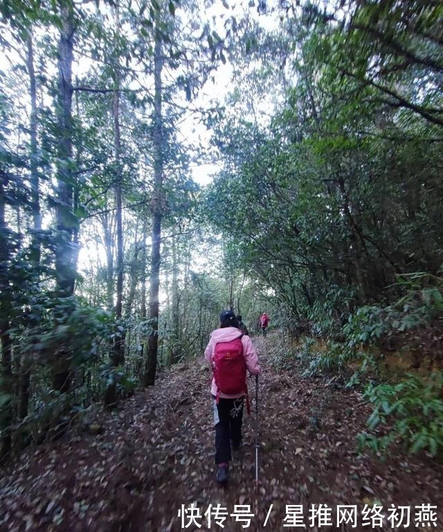 仙游石剑山，山顶一巨石形似利剑，有点霸气