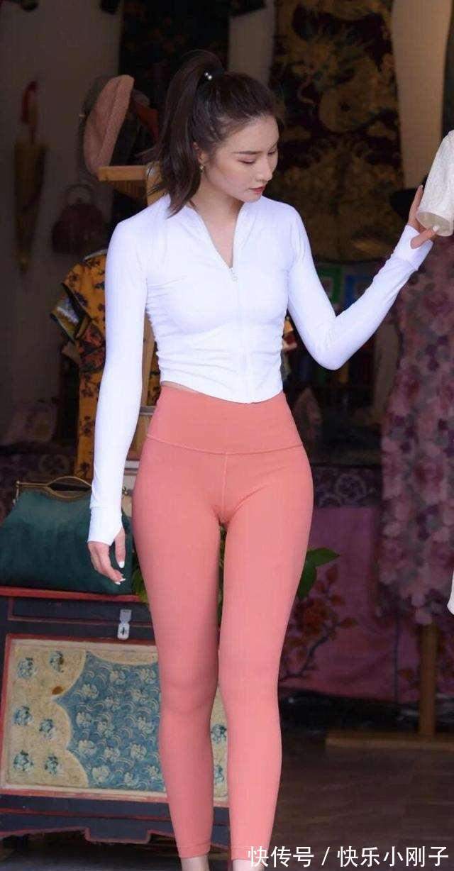 时尚 青春时尚的瑜伽裤装扮，成熟风范带来雍容的气质，搭配轻松