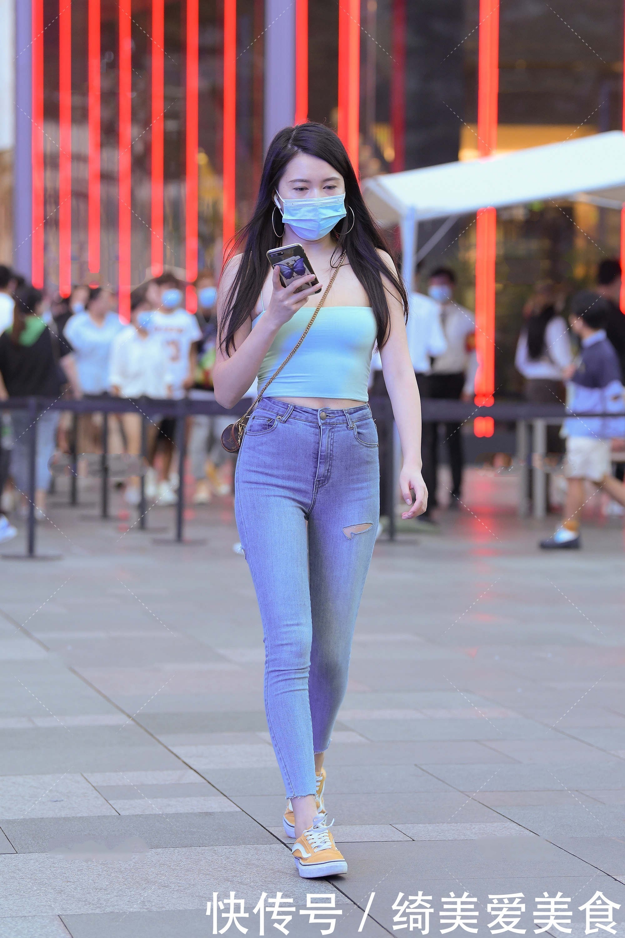 街拍淡青色抹胸吊带搭配牛仔裤,清新自然,简单又不失时尚