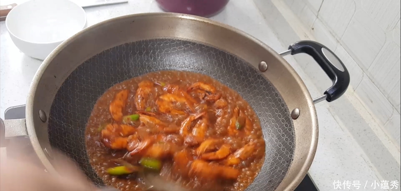 油焖大虾不要直接闷,按小鱼的方法做,又鲜又嫩,还没有腥味