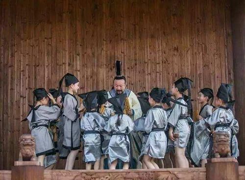 儿子|父亲债务缠身束手无策，9岁儿子出一妙招，吓得债主不敢上门