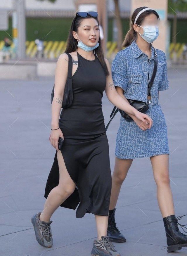 黑色连衣裙修身时尚，背后的链子装饰成最大的吸引力