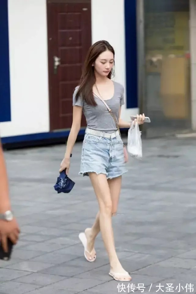 街拍|美女街拍:小姐姐穿超短裤,腿又长又直,满分好评!