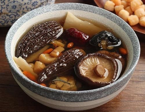 贴秋膘|买香菇时，选干香菇还是鲜香菇？大厨：营养口感差别挺大，别选错