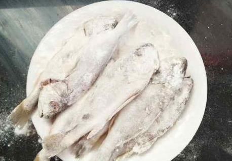 油锅|不管你煎什么鱼,直接去油锅是不对的。记两招鱼皮不破不粘锅