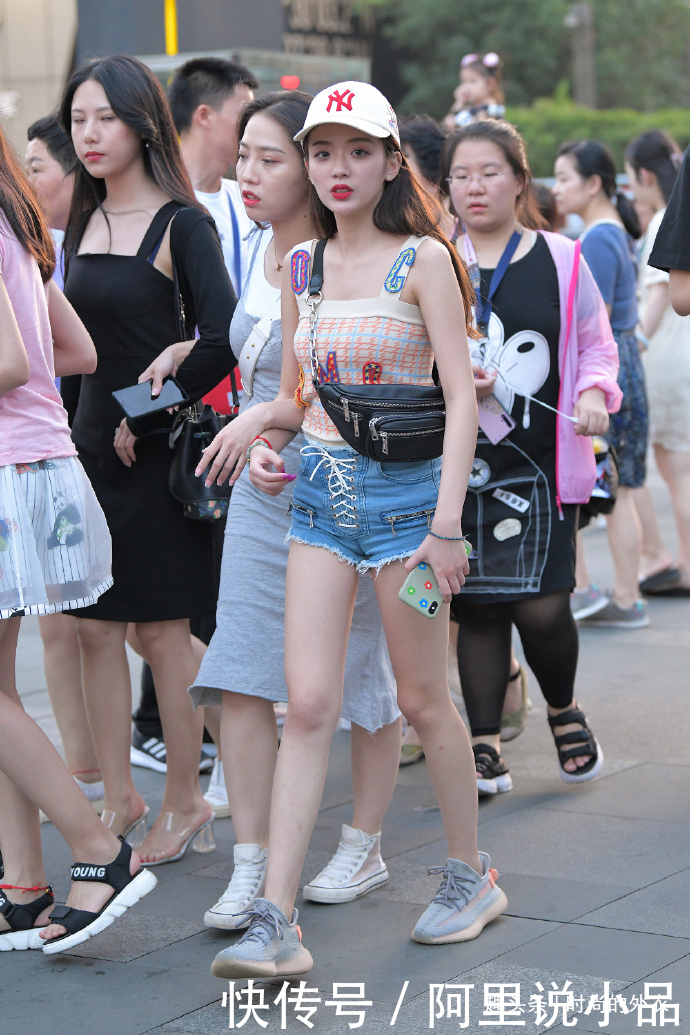 小姐姐|牛仔短裤搭配吊带背心，这样穿清爽休闲又减龄，让人很难不爱