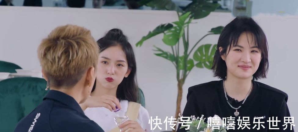 真性情|黄晓明起立敬酒，宁静却坐着，别让真性情成为没礼貌的“保护罩”