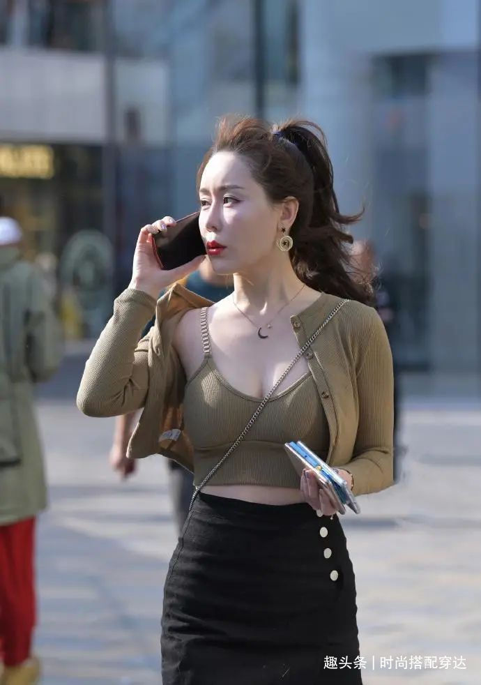 辣妈 学小姐姐优雅气质搭,显白的“闷青元素”上线,尽显御姐轻熟风