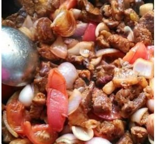 做这道菜的时候加入几个西红柿,好吃又下饭!