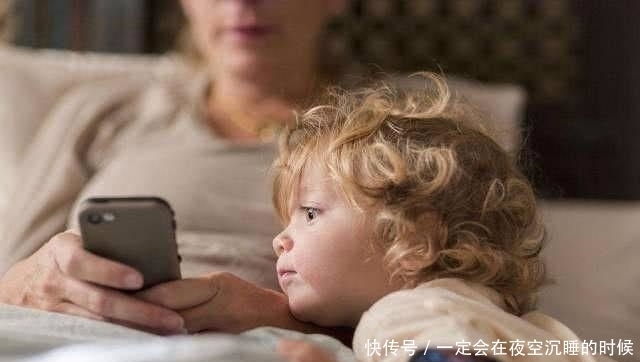 父母|玩手机的孩子和不玩手机的孩子,10年后就能看出差距,比你想象的大!