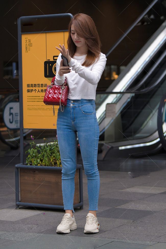 牛仔裤|同样是白T+牛仔,怎样穿出独一无二的时尚感,这套穿搭值得借鉴