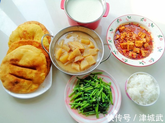 我家早餐晒出来,网友说:这哪是早餐,有这么吃的吗?太丰盛了