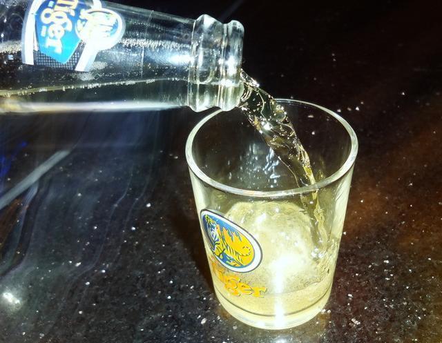 玻璃脏了不需冒险爬窗!在水里加这一小东西,从此玻璃干净不落灰