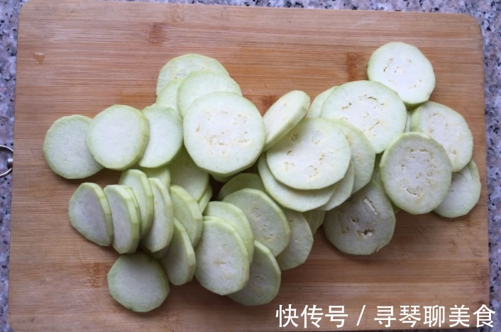 小饼|夏季最该吃的不是黄瓜,而是它,经常上火多吃点,做成小饼真好吃
