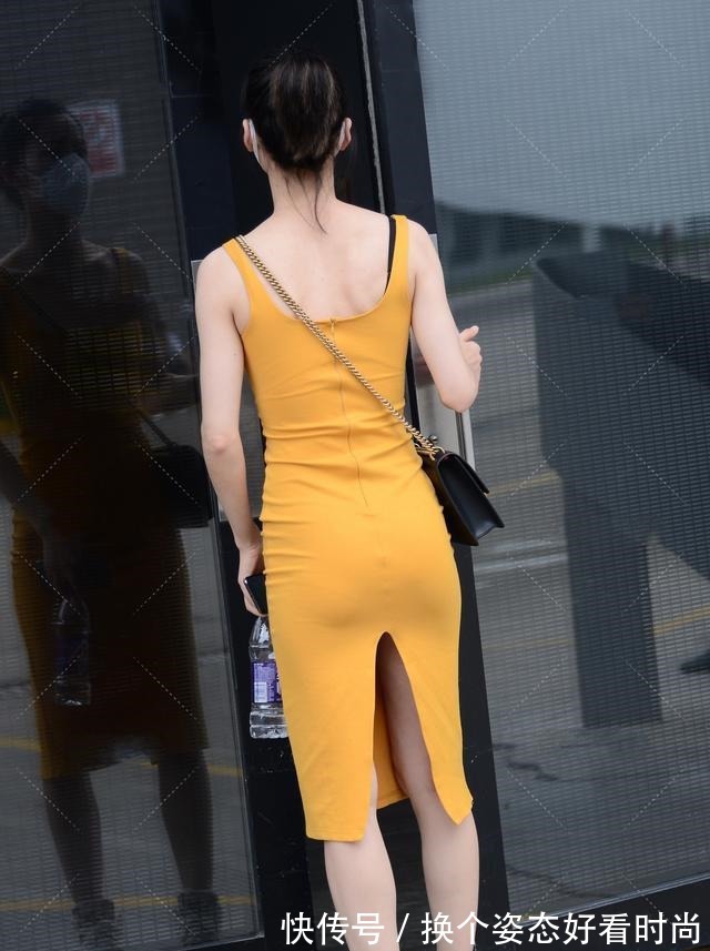 搭配 明黄色长裙搭配黑白鞋包,低调明亮,充满阳光与朝气的裙装穿搭!