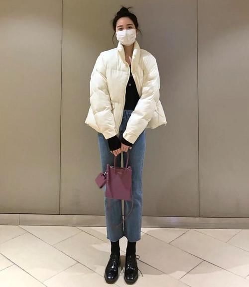 这个冬天，白色羽绒服才是最流行的，学会这样来搭，温暖还显瘦