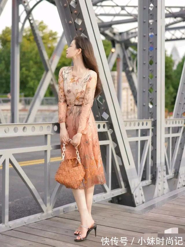 秋天|卡其色包身与裙子相呼应,把秋日感拉满,与秋天撞个满怀