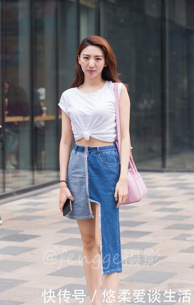 小姐姐|街拍小姐姐看起来高冷,其实很活泼,穿前开叉拼接牛仔裙真的好美