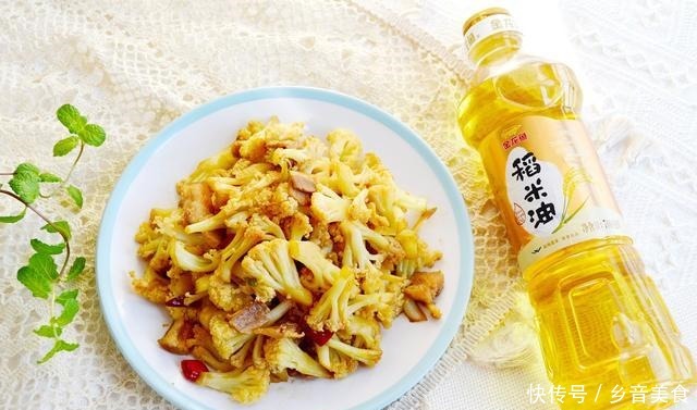 翻炒至|花菜这样做最好吃,香辣又开胃,菜比肉还好吃,隔壁邻居都馋哭了