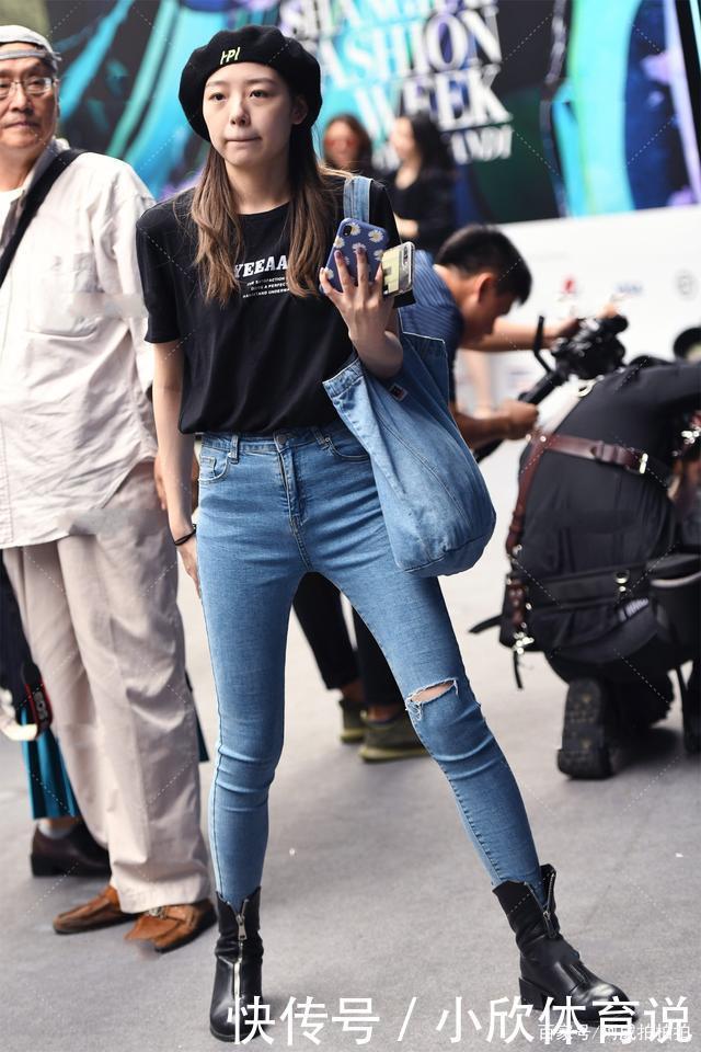 黑色短袖搭配蓝色长裤，可以穿出一种既休闲，又酷的感觉