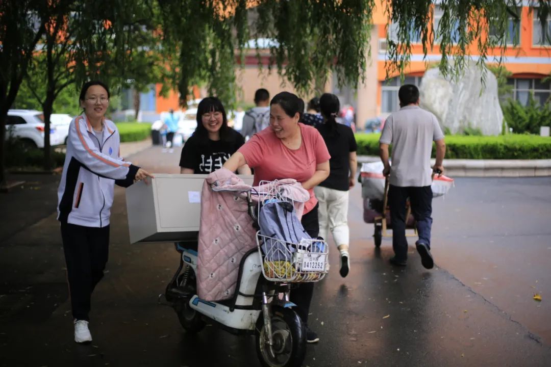 日照实验高中|刚刚！日照高考雨中结束！他第一个冲了出来！这些感动瞬间......