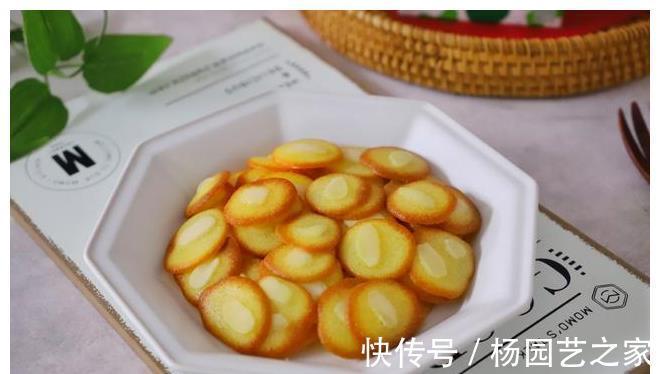 黄油|2个蛋清加1勺面粉,不用打发拌匀就能烤,一口一个嘎嘣脆,太香