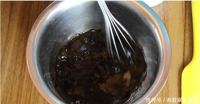 倒入|甜品店仙草水果捞的秘制配方,做法简单,清热降暑,成本才几块钱