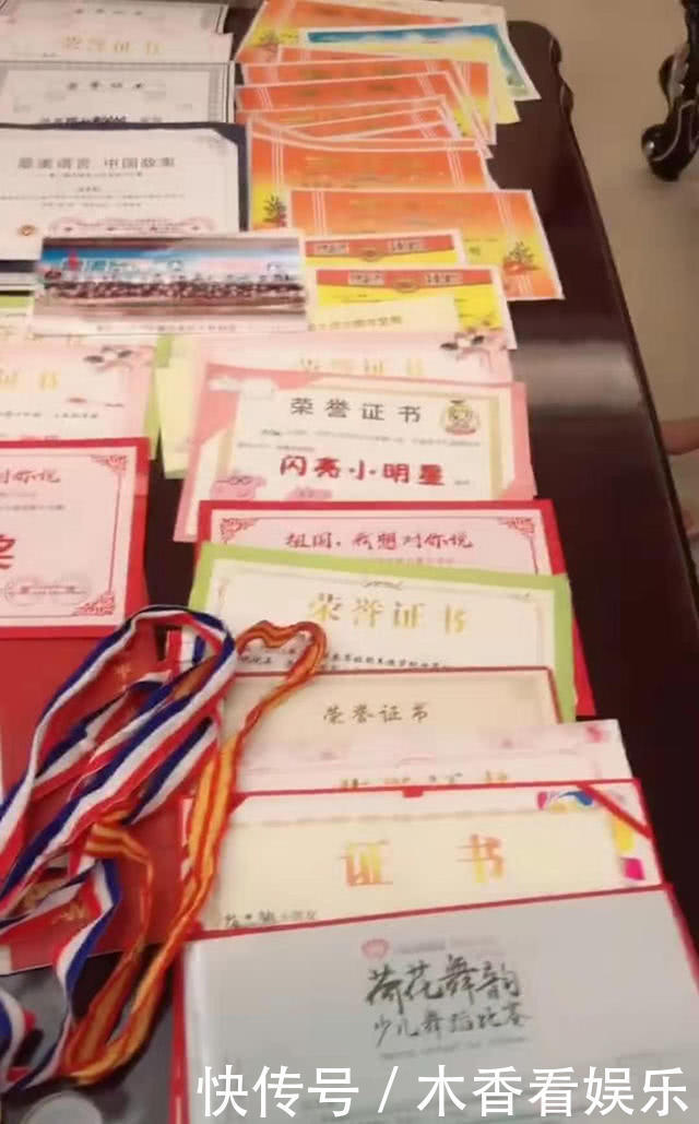 暑期|女儿暑假凭实力看电视,爸爸不敢吱声,网友表示羡慕