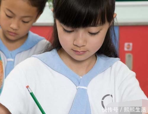 9岁女儿忘带课本,老师在群里点名批评,宝爸回答后一片静默