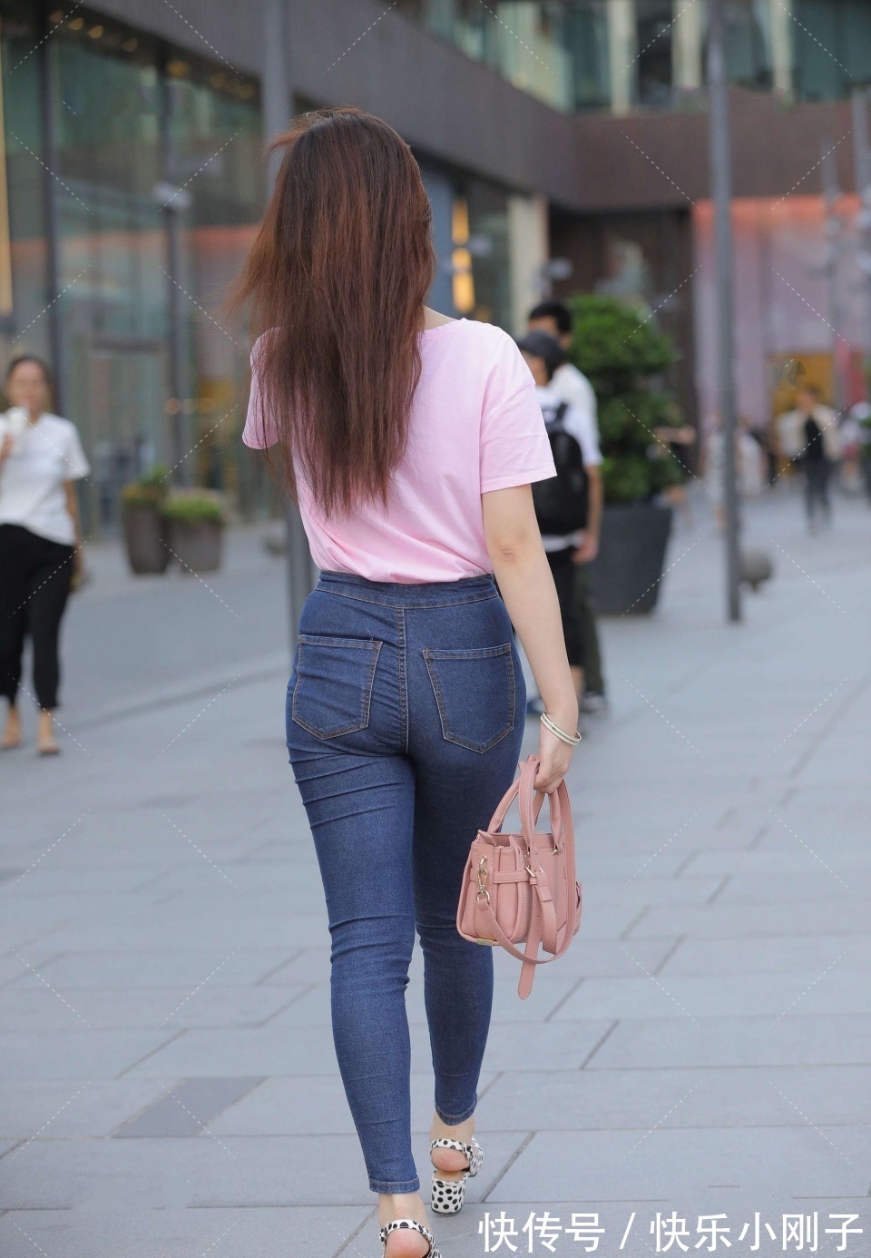 爸爸|小姐姐这“魔鬼身材”,爸爸看了都说喜欢,侧面曲线太迷人了