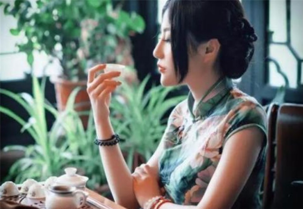 丝袜@贾平凹:她们丝袜破了几个洞,穿着廉价内衣,却打扮得花枝招展