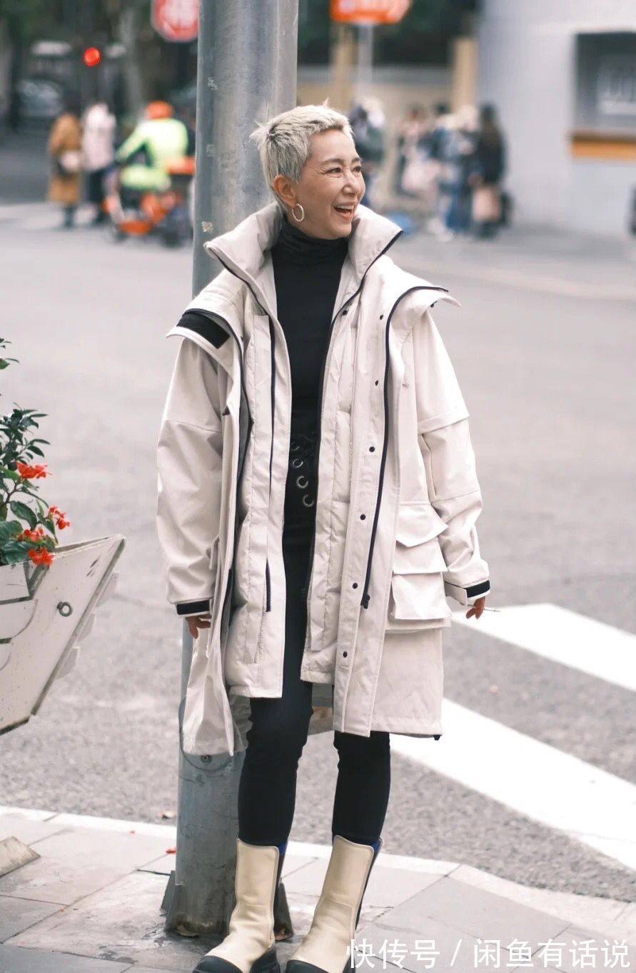 衣服 60岁奶奶把400多一套的衣服,穿出高定感,终于明白气质与钱无关