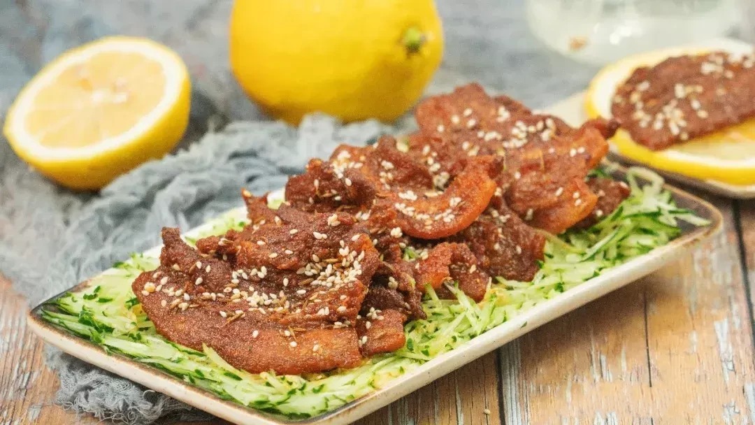 五花肉不要老是红烧了,试试这样做,香辣美味,越嚼越香!