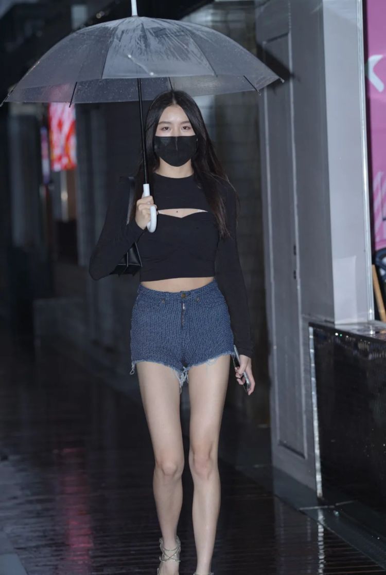 黑色 黑色上衣,与牛仔裤搭配,清新舒适,尽显霸气御姐范