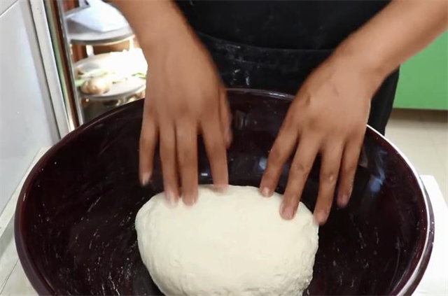 想吃油酥饼不用买，教你在家做，做出来金黄酥脆，满屋子都是香味