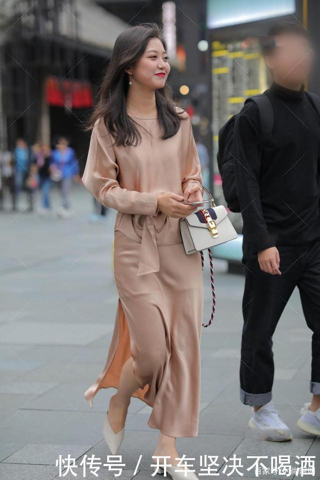 藕粉色宽松长款连衣裙,举止优雅,有气质