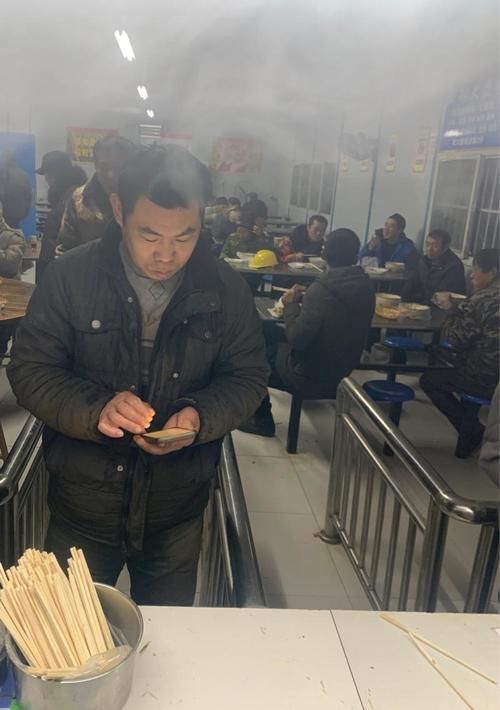 视频|食堂老板故意把包子掰烂送给工地打工者,原来他的“内心戏”是这样