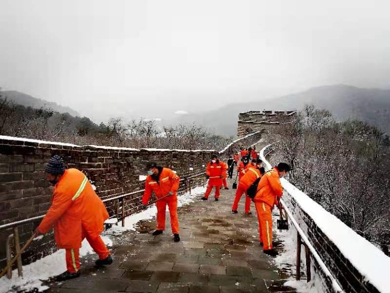 八达岭长城|八达岭长城银装素裹 人工除雪队成靓丽风景