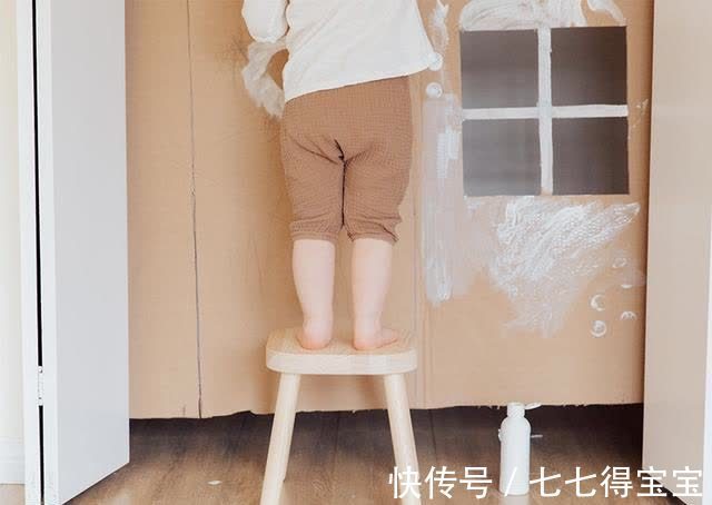 发育|宝宝总用手打自己头?儿科专家:宝宝发育关键期,千万别大意!