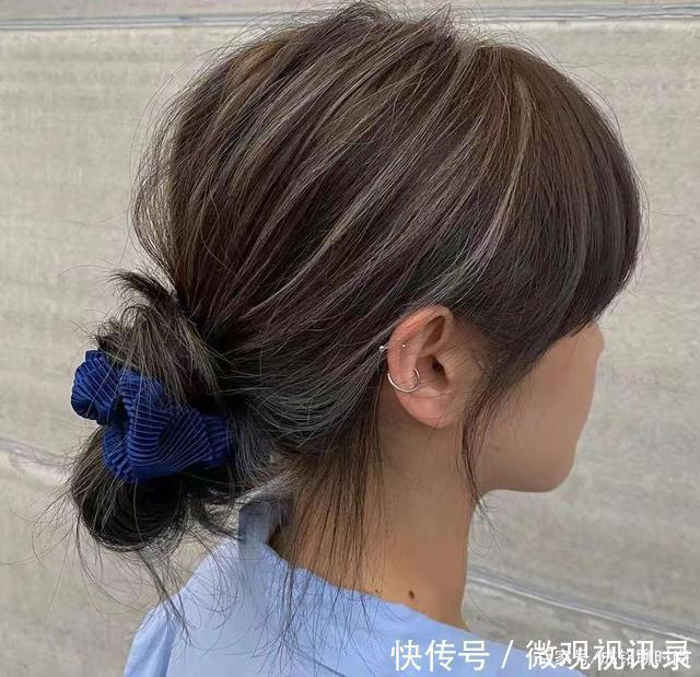 法式刘海|白发多最好别披肩,剪个法式刘海再扎个丸子头,时尚洋气还显脸瘦