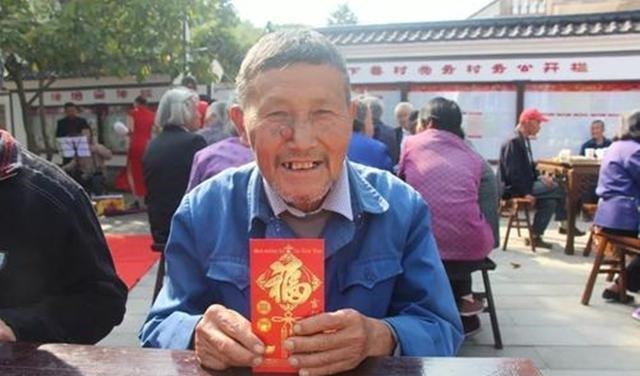 婴幼儿|老人家帮忙带孩子,过年应不应该给他钱?来听听这些老人说的回答