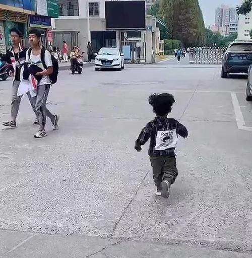 骑士|心碎现场!弟弟校门口骑士跪迎姐姐却被忽略,家长:姐姐太害羞