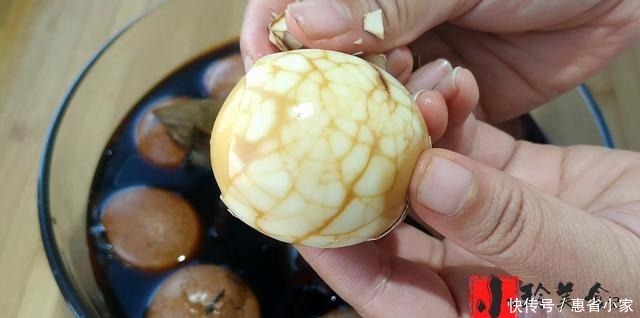 制作五香茶叶蛋有窍门,步骤详细,香味十足,一次能吃10个