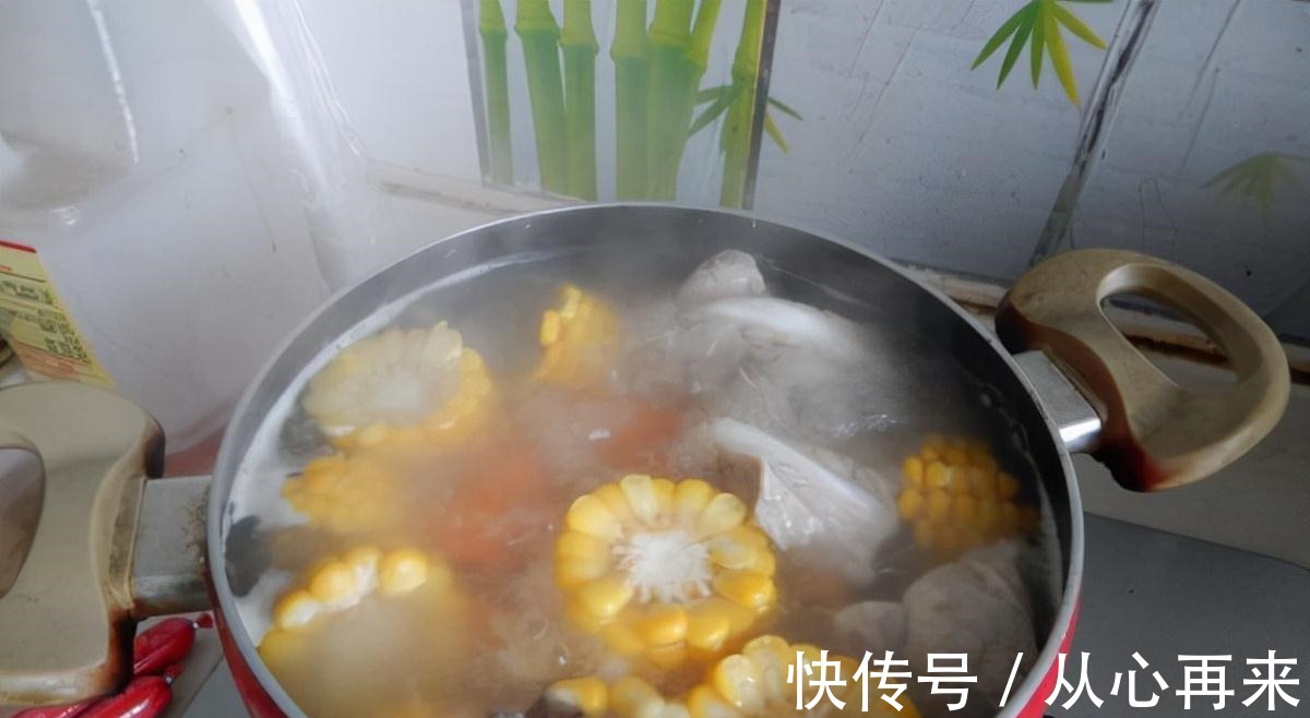 排骨不管怎么做,切记不要直接焯水,多做这2步,排骨不腥也不柴