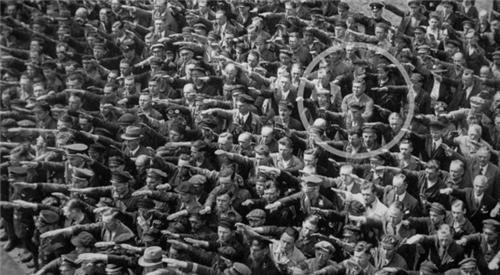 犹太人|84年前，那位不向希特勒敬礼，还露出不屑笑容的德国士兵，最后怎样