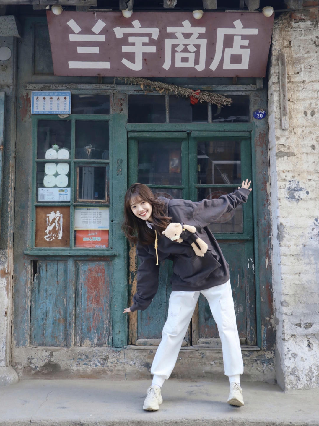 美眉|谁说穿卫衣普通?get这些时髦精必备小技巧,秋季出街告别路人感