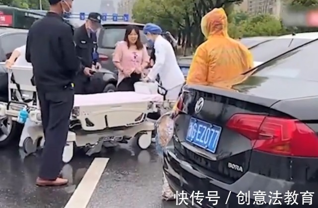 产妇|产妇在医院门口站着生产,宝宝不到1分钟落地,丈夫手捧婴儿发呆