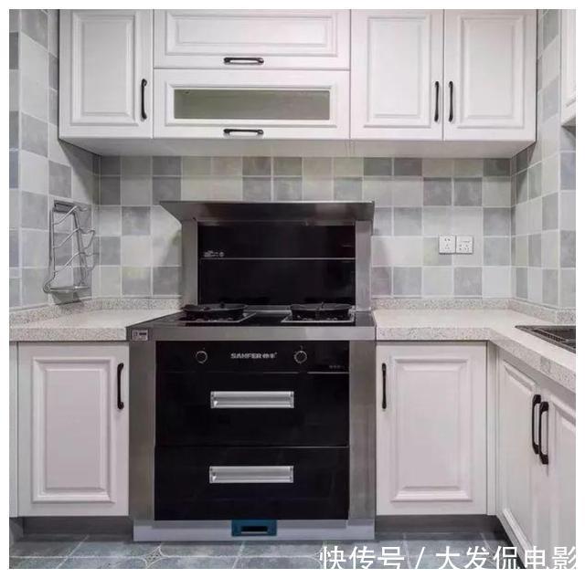 电视墙|98平清爽小三居，客厅不买电视柜，将电视墙这样装，实用又大气